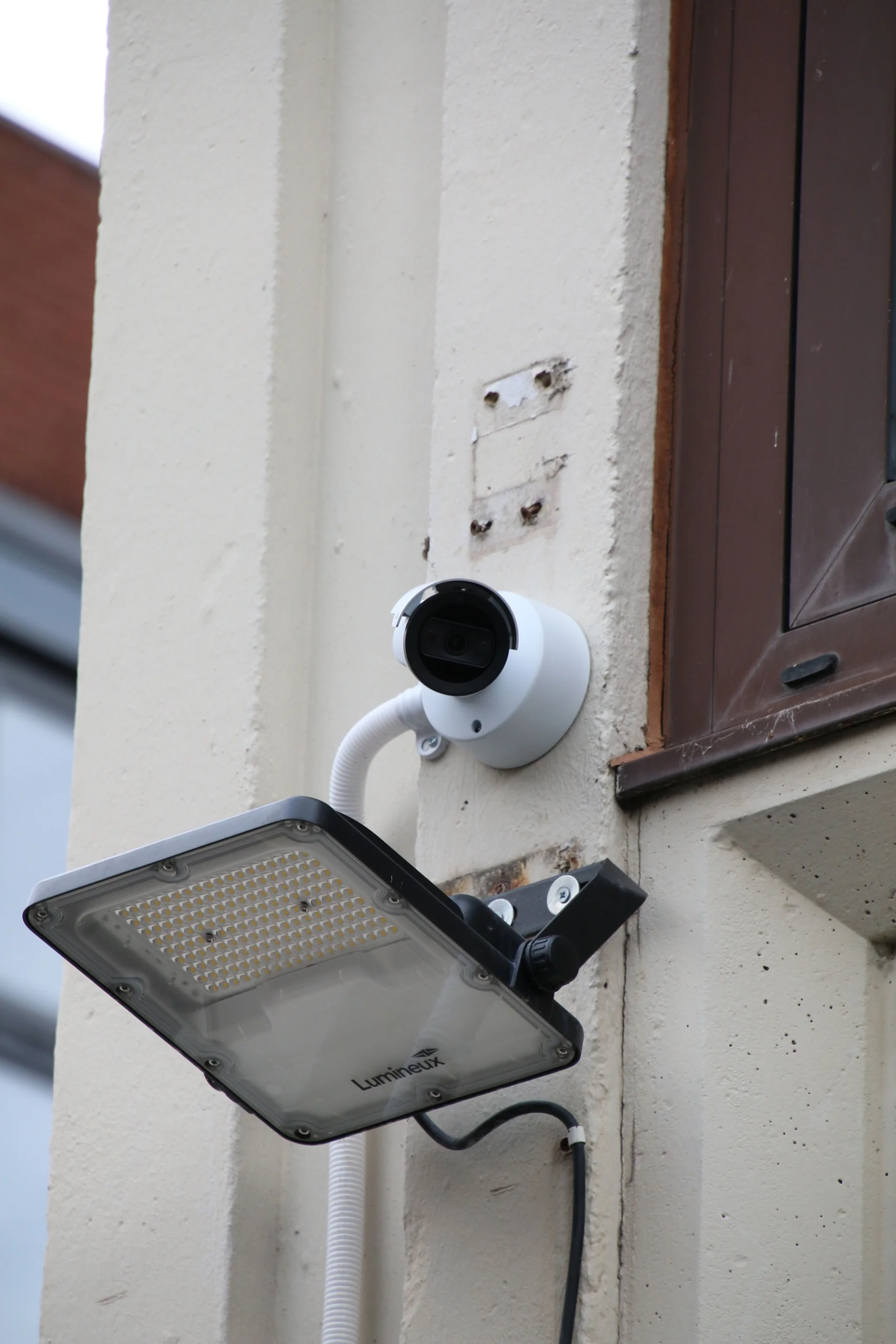 External lighting supporting turnkey CCTV with deep learning